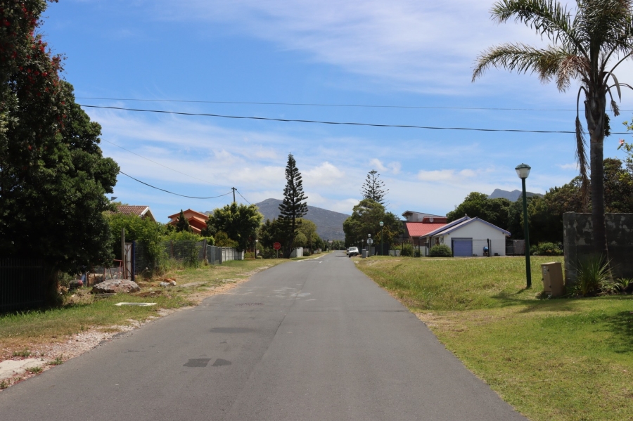 To Let 4 Bedroom Property for Rent in Kleinmond Western Cape